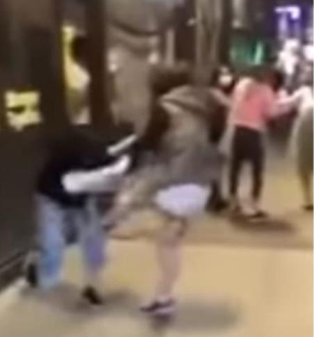 新加坡留学生在墨尔本街头遭暴打,中国留学生在澳大利亚当街遭暴打