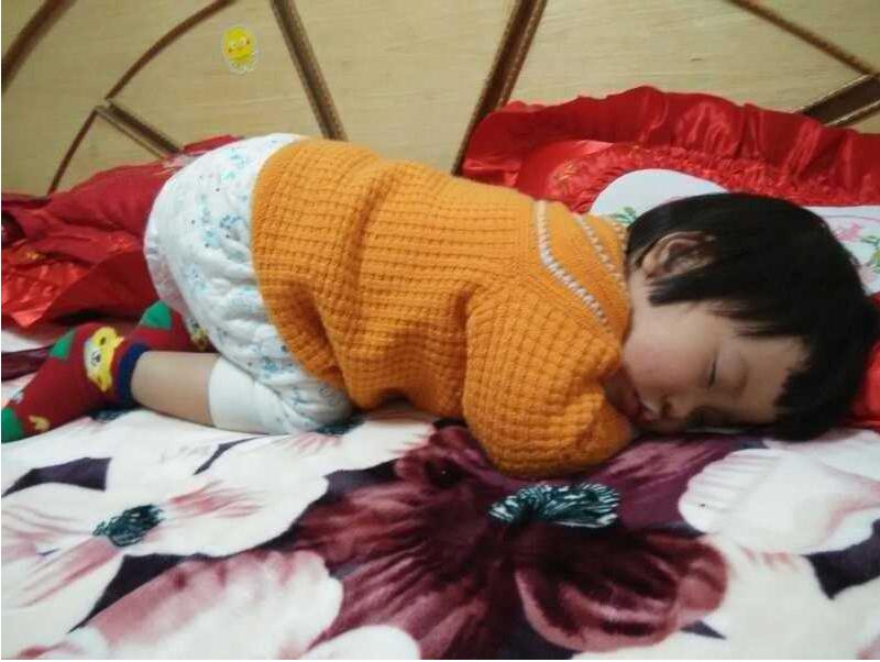 宝宝喜欢趴着睡要干涉吗,宝宝趴着睡对身体有影响大吗