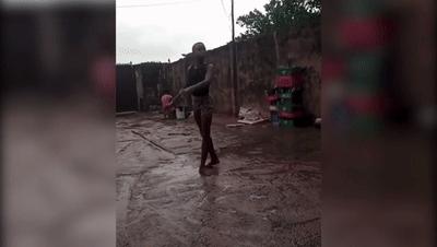 残疾女孩嘴叼木棍，敲出10多部小说：梦想，从不辜负努力的人