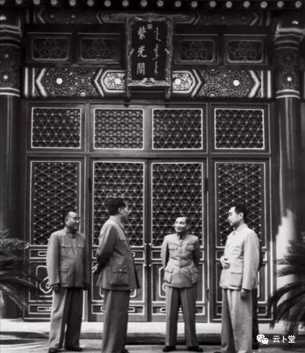 毛主席说：“我赞成这样的口号，叫做一不怕苦，二不怕死。”