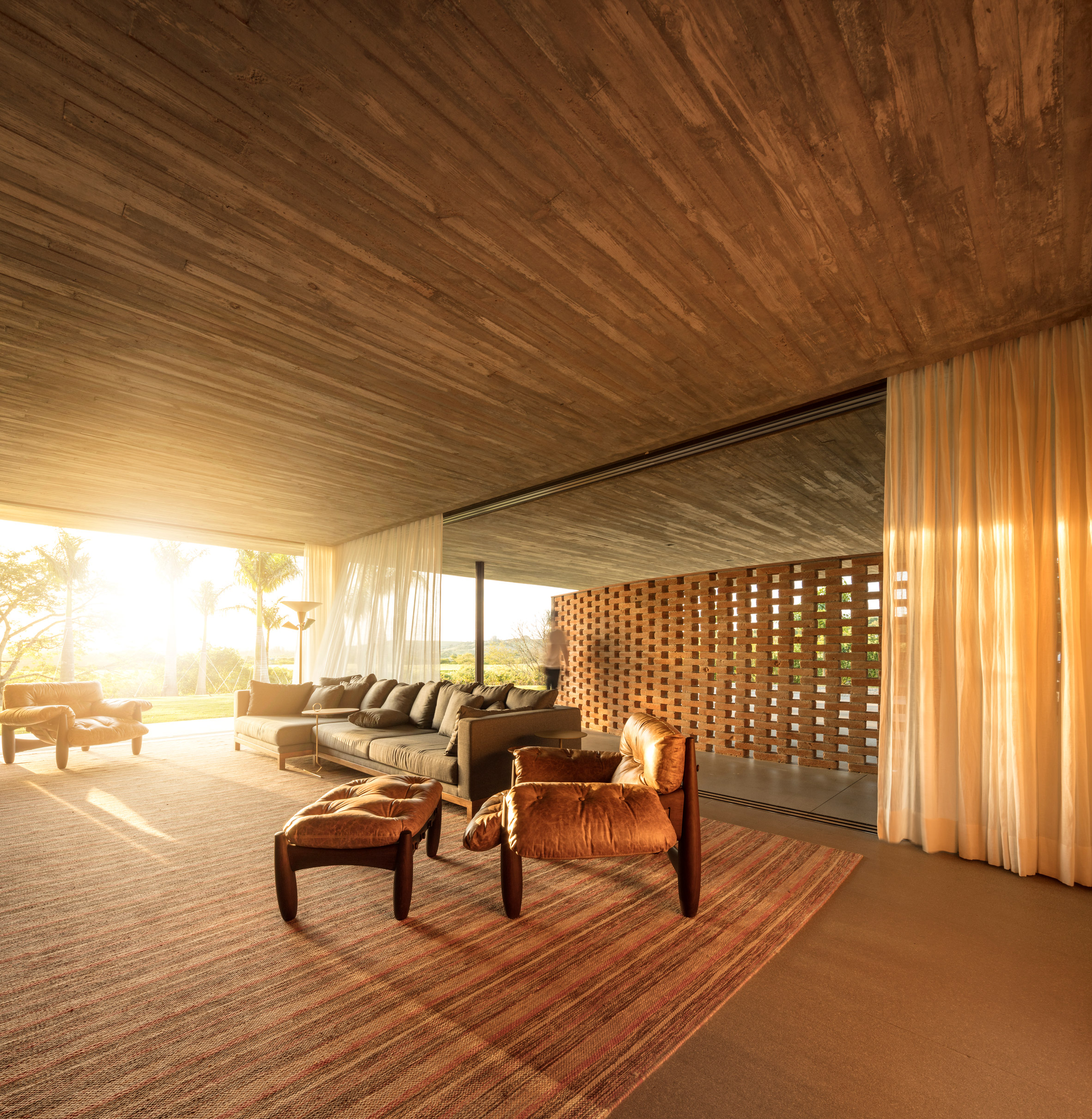 1000m²屋顶满种绿草，消隐在田园水光里的家