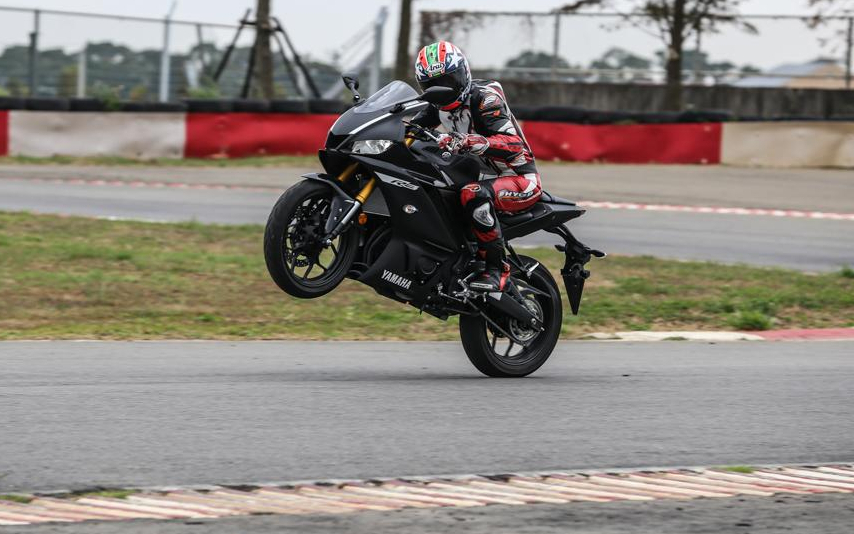 雅马哈r3点评,雅马哈r3和ktmduke390选哪个好