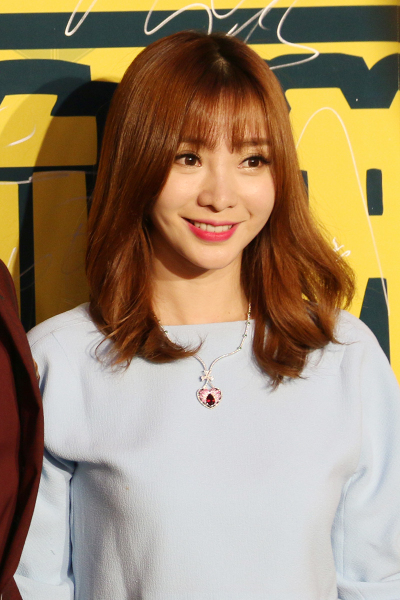 柳岩时尚美装吸睛一片,柳岩一身清爽打扮现身