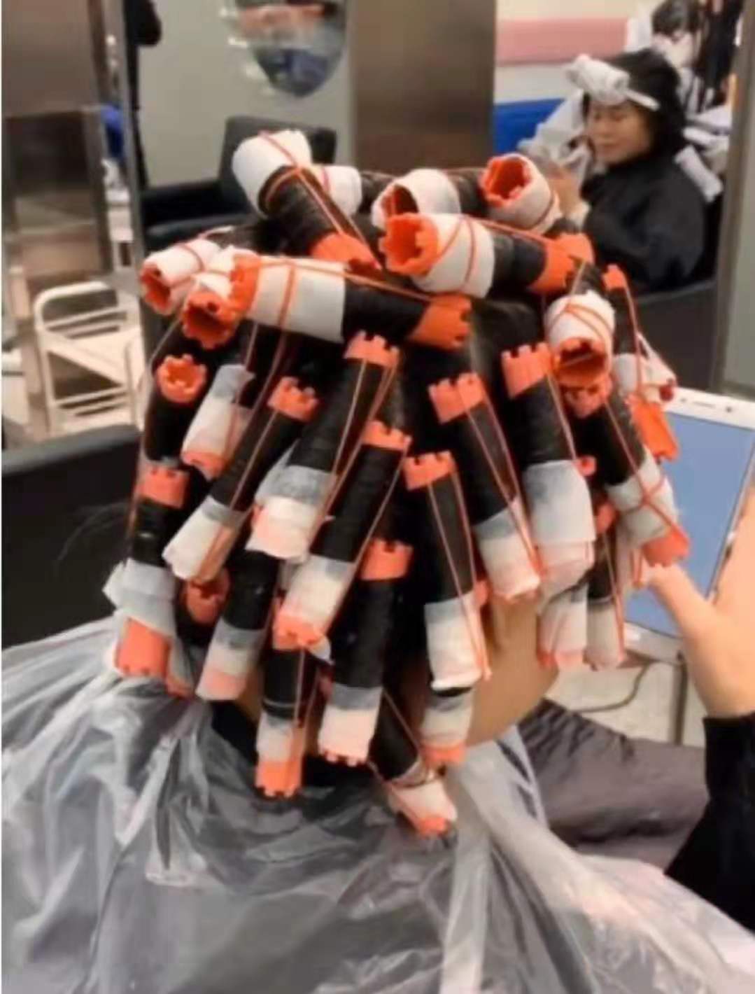 在理发店烫同样的卷发,烫个普通的卷发需要多少钱