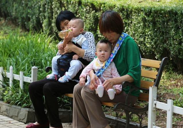 孩子老是和奶奶亲该怎么教育,孩子长大了就一定只会和奶奶亲吗