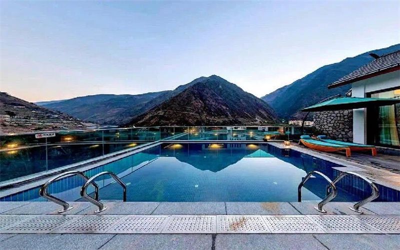 边泡温泉边游泳,边泡温泉边享受