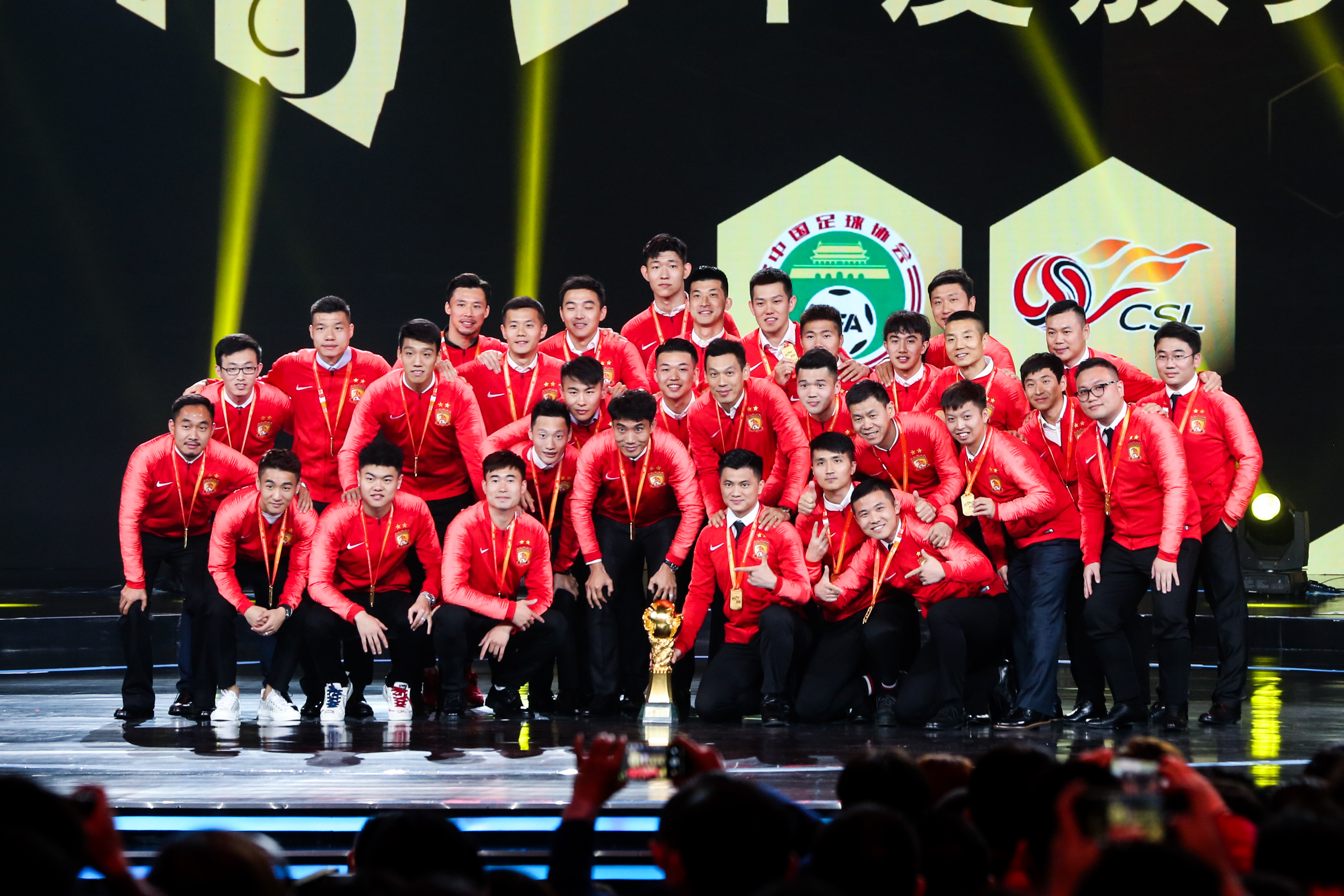 足协深夜发声惹争议引球迷不满,引起球迷们对中国足协的激烈讨论