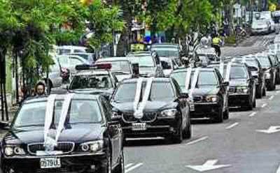 路上开车遇到殡葬车怎么办,开车时误入送殡的车队怎么办