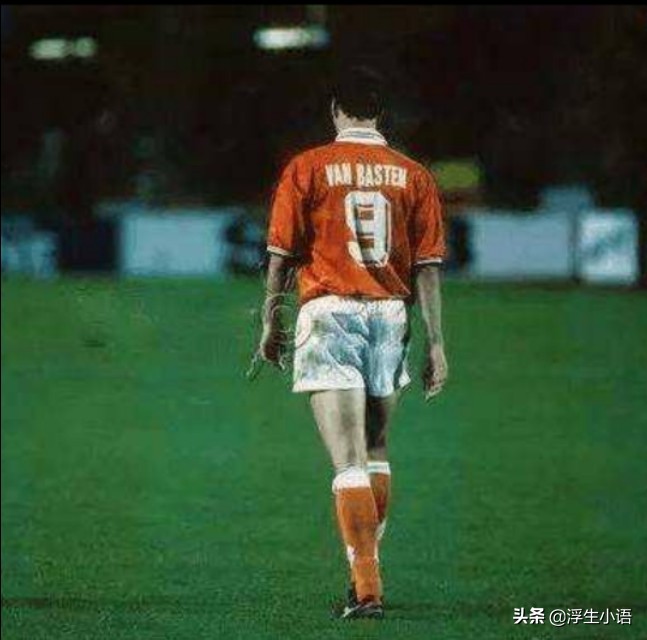 支点中锋踢前腰,足球支点中锋的位置和打法