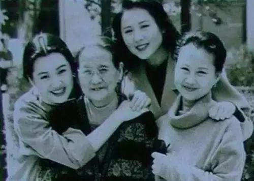 许晴52岁少女感十足,许晴52岁像25岁