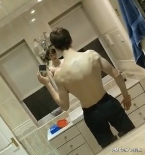 16岁小伙健身一年成肌肉男,78斤独臂独腿小伙健身增肌到130斤