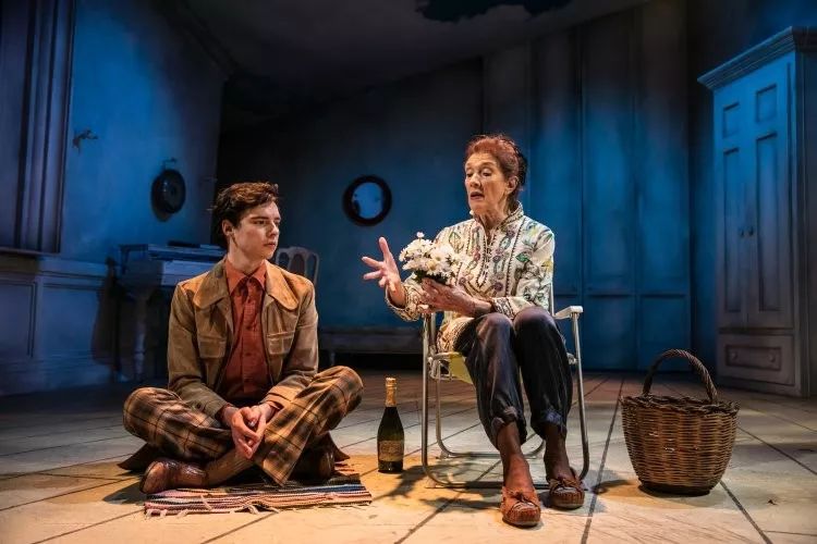 一个20岁小伙子的故事,一个20出头的男孩爱上一个女孩