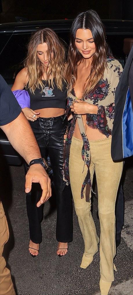 派对比拼！金姐连体裤超酷金小妹性感，卡戴珊妈妈和黑人男友腻歪