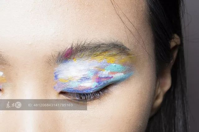 鞠婧祎李艺彤honey舞台,鞠婧祎港风复古妆容