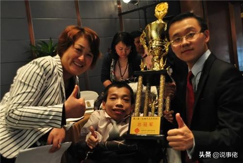 他身高不足1米，却身价上亿，娶1米7的秘书为妻，如今怎样