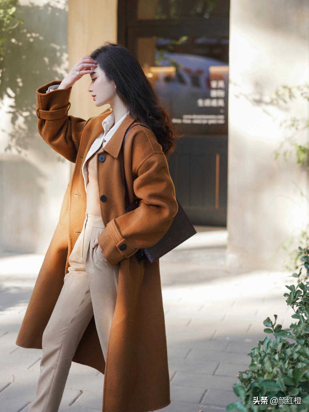 棕色大衣和蓝色牛仔裤搭配吗,冬季深棕色大衣穿什么裤子