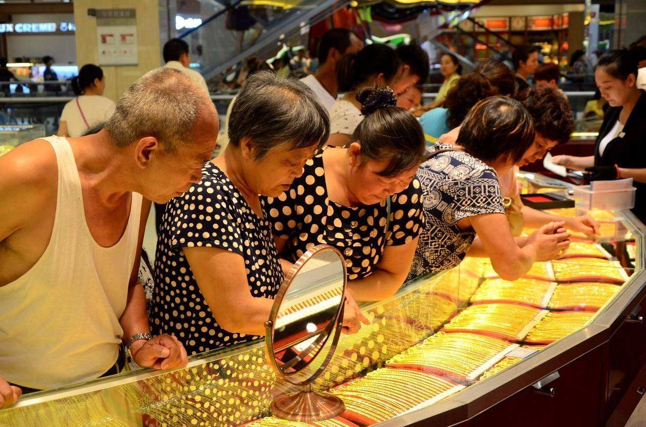 大妈旅游没素质被骂,大妈国外旅游不文明行为