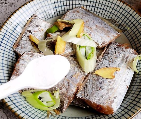 煎带鱼裹面粉的家常做法,煎带鱼怎么能裹上厚厚的面粉