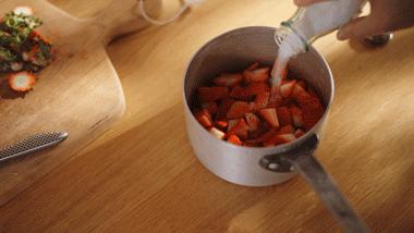 草莓漏奶华，一个没有感情的草莓吃货