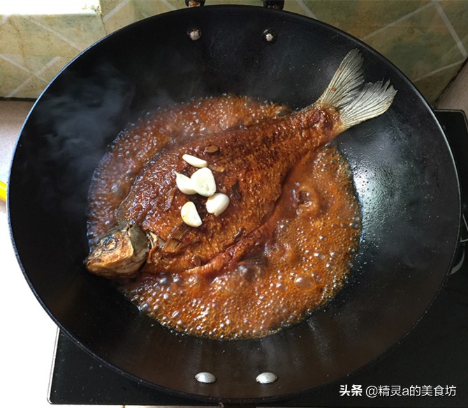 红烧鱼怎样做肉质细腻还入味,红烧鱼怎么才能让鱼皮不粘锅