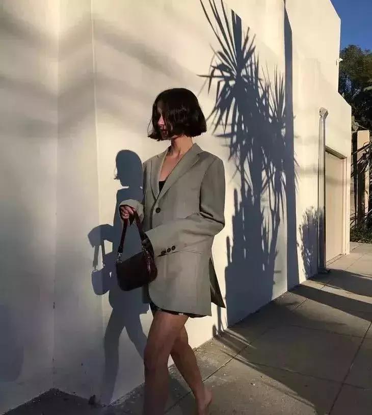 奶奶都嫌丑的包被Jennie背过后，有半个地球的时尚博主疯狂求同款