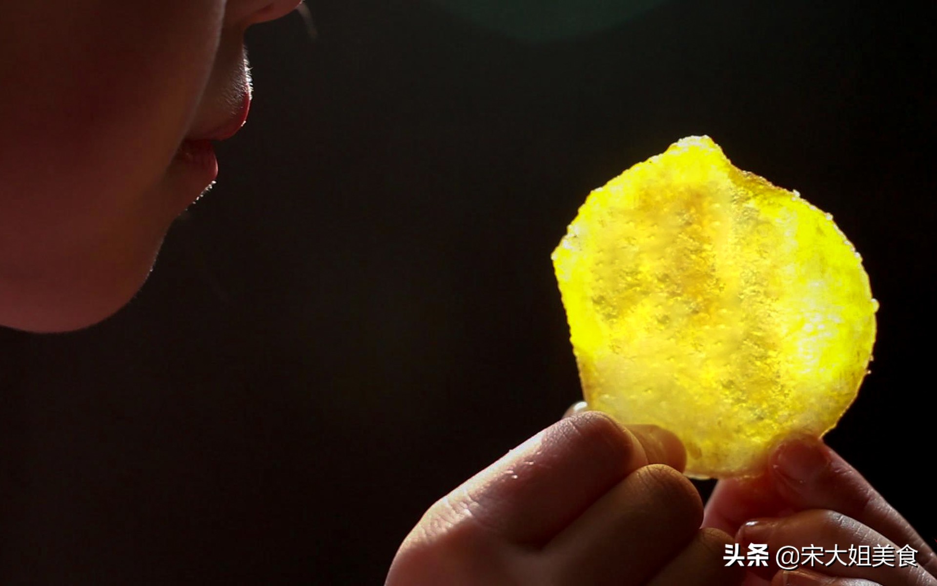 在家炸薯片做法简单又好吃,炸薯片5块钱一大盘