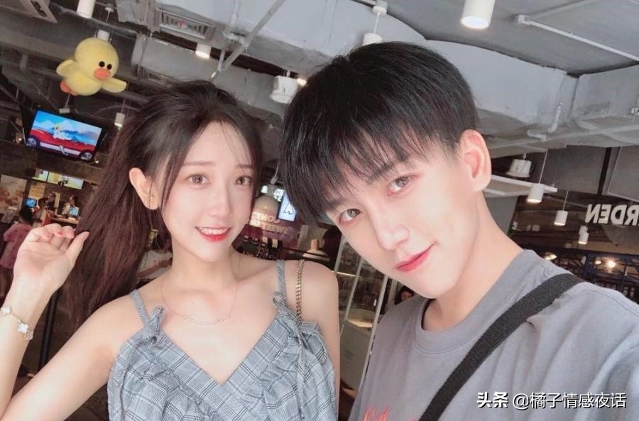 租别墅炫富网红夫妻,宝马秀恩爱