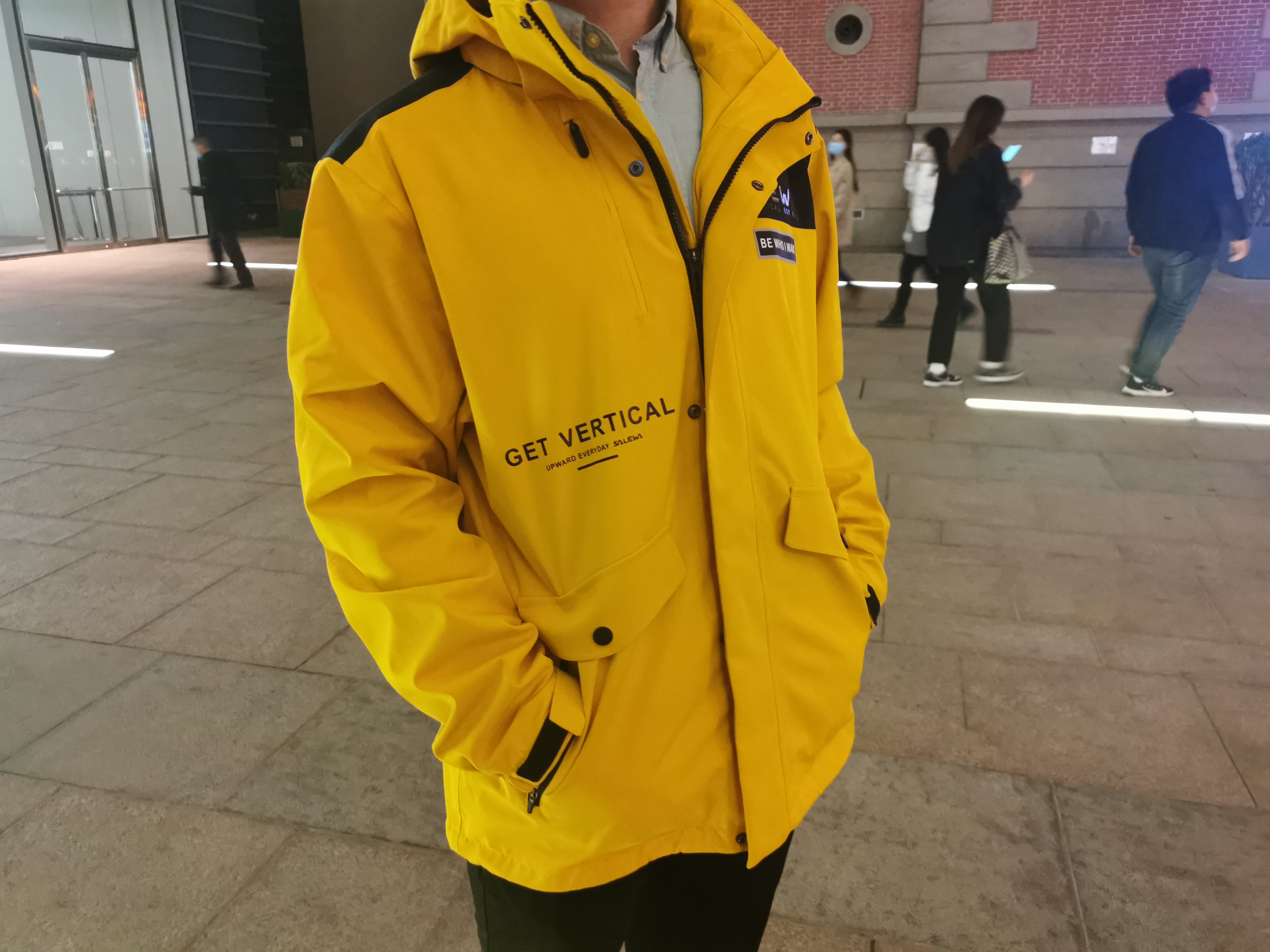 沙乐华明星同款冲锋衣,沙乐华和哥伦比亚冲锋衣哪个好