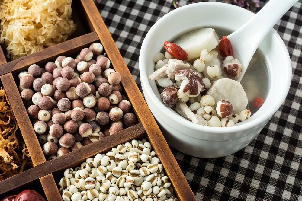 嘴唇紫里发白是什么原因,嘴唇发紫发黑应该检查什么