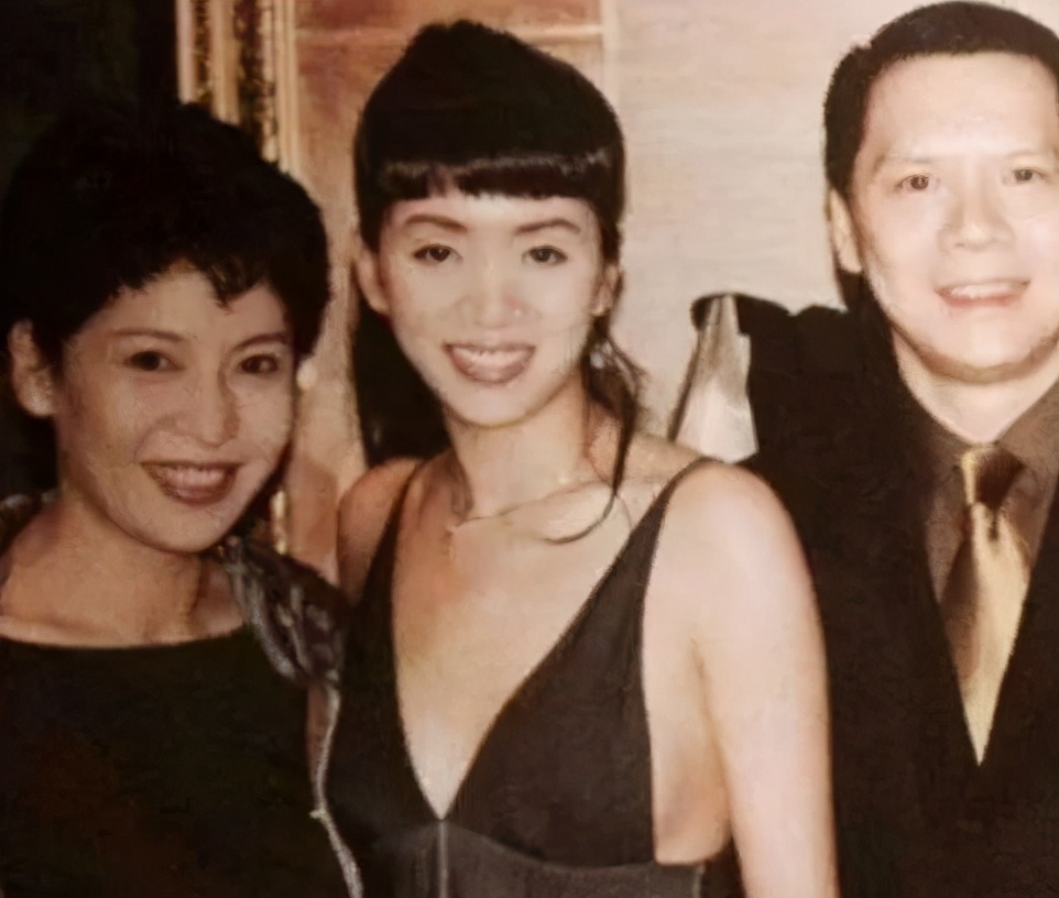 逼成龙下跪、掌掴曾志伟、封杀张柏芝？深扒向氏夫妇叱咤港圈史