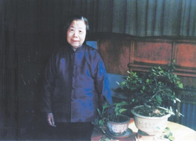 周总理病逝后，73名工人连夜缝制棉袄寄给邓妈妈，*颖超邓**寄去30元