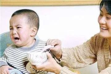 6个月宝宝不爱吃奶的妙招,怎样教育宝宝不吃饭喝奶
