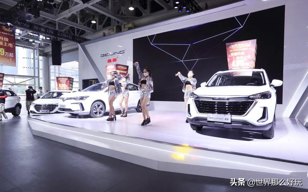 「高清大图」海口车展车模集体戴口罩，难掩身材曲线，呼之欲出