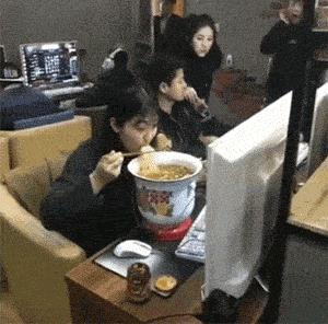 搞笑gif开心一刻,搞笑gif爱情来得太突然了