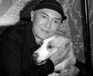 他是“最美东方男子”,曾受伤找裁缝缝8针,被挚爱拒绝孤独一生