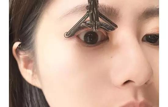 夹睫毛教程零基础手法,没有睫毛夹怎么夹睫毛妙招