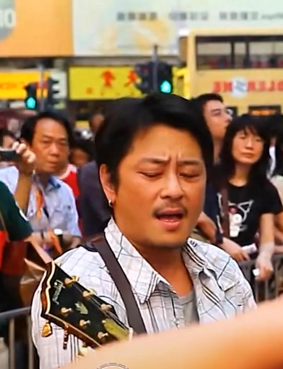 香港黄日华王杰县城捞金，央视郎永淳卖货：赚钱养家就是最大体面