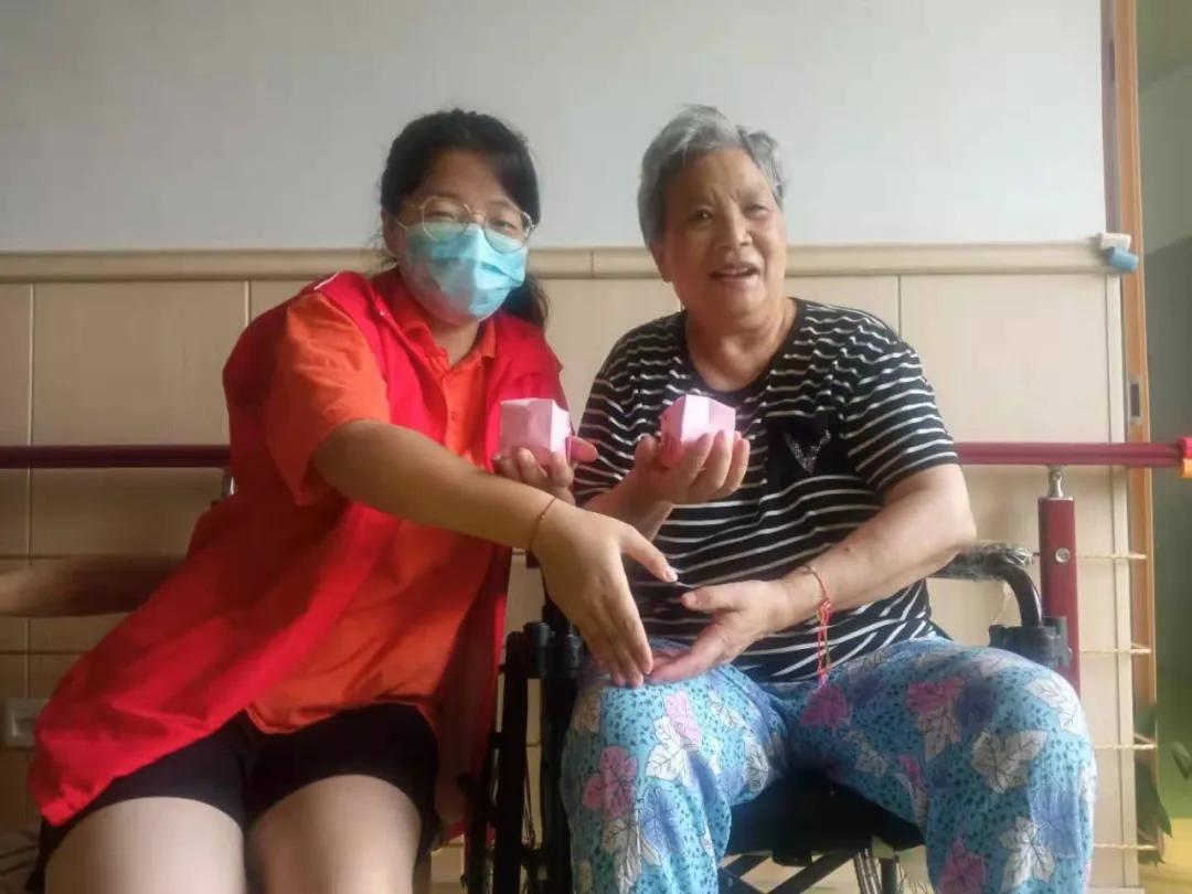 「颐和快讯」纸短情长,童心飞扬——颐和社工与长者折纸忆童年