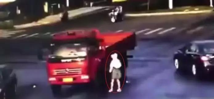 女孩被卷入车底众人将车抬起,女子连人带车被冲走获救