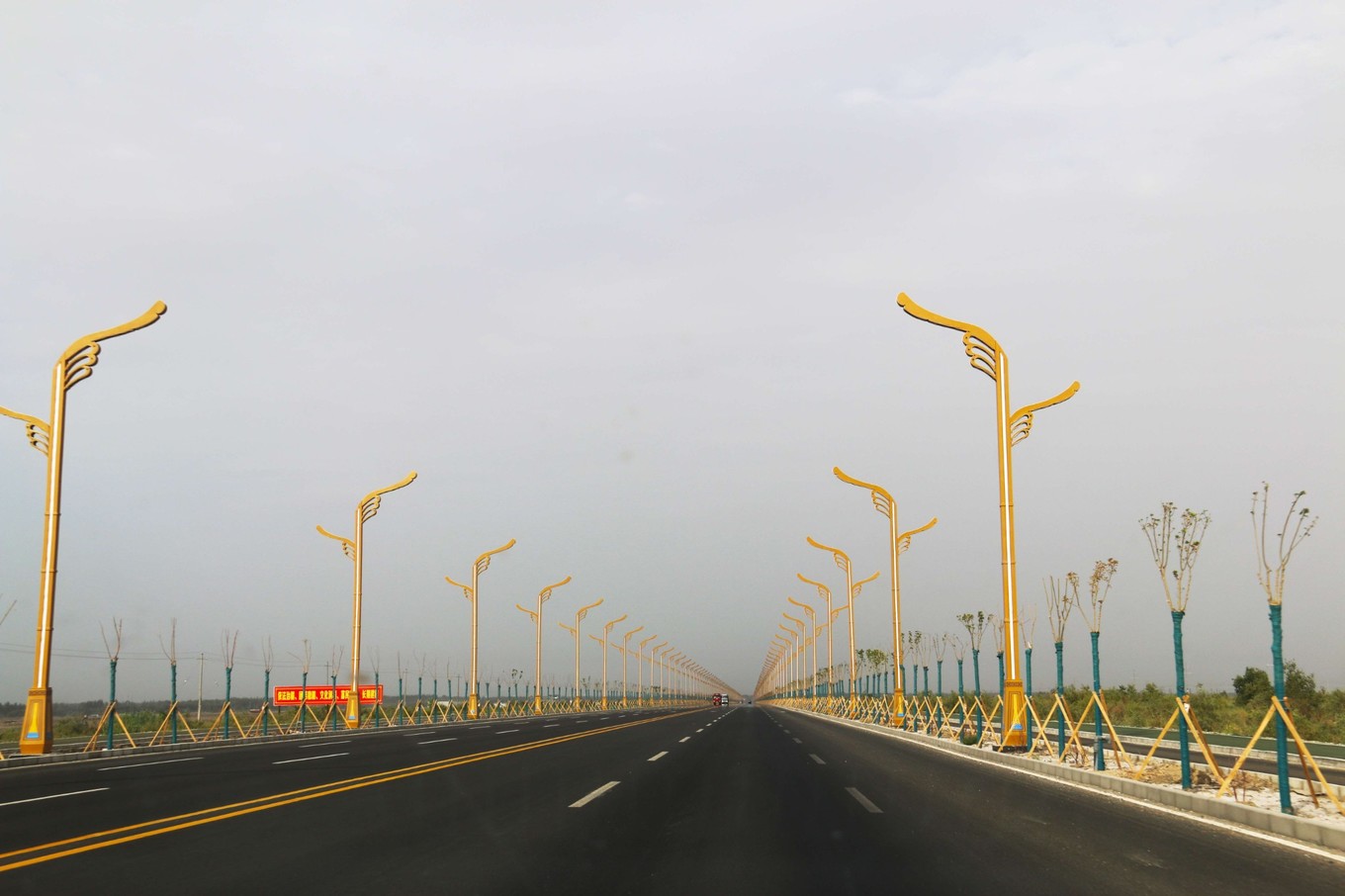 楼兰古国若羌,且末县和若羌县哪个县大