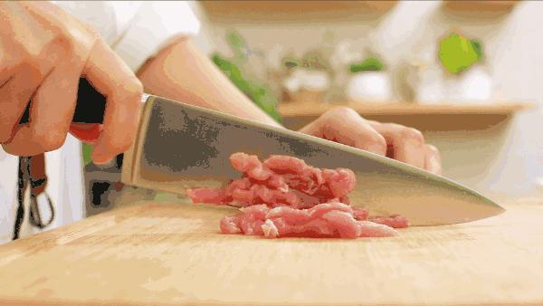 切菜没有案板切菜的小妙招,做菜切菜怎么切