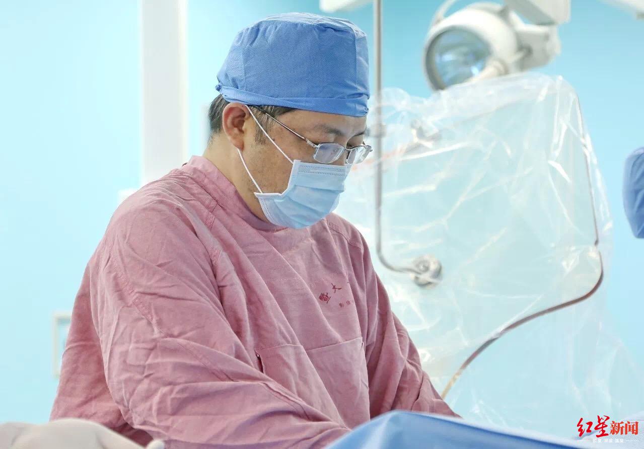 医生万米高空为乘客吸尿,万米高空吸尿医生