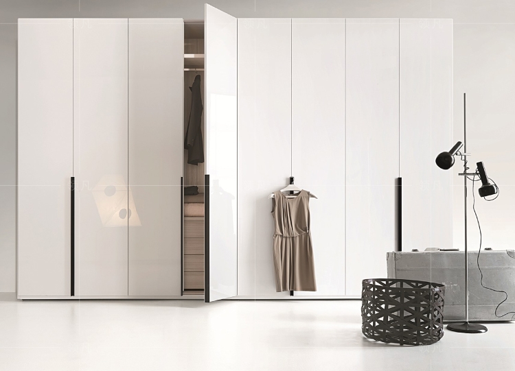 柜门推拉门和平开门哪个好,衣柜推拉门跟平开门哪个更实用