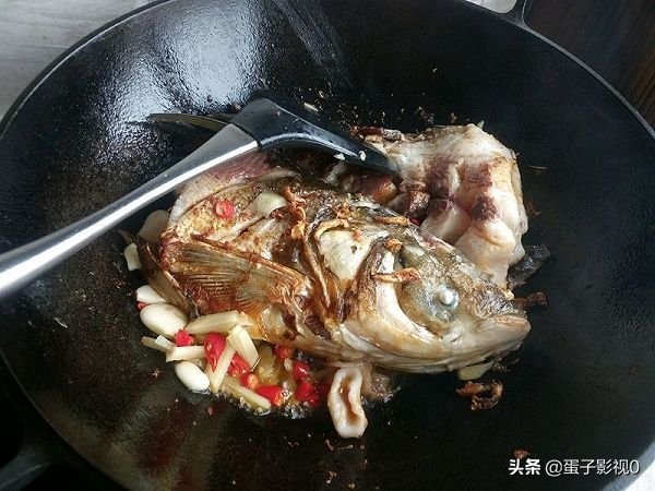 要想鱼肉香就用铁锅炖,铁锅炖鱼怎么鱼肉不散