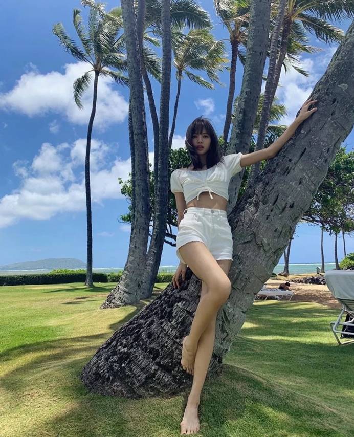 lisa穿搭牛仔裤,人间芭比lisa穿皮衣