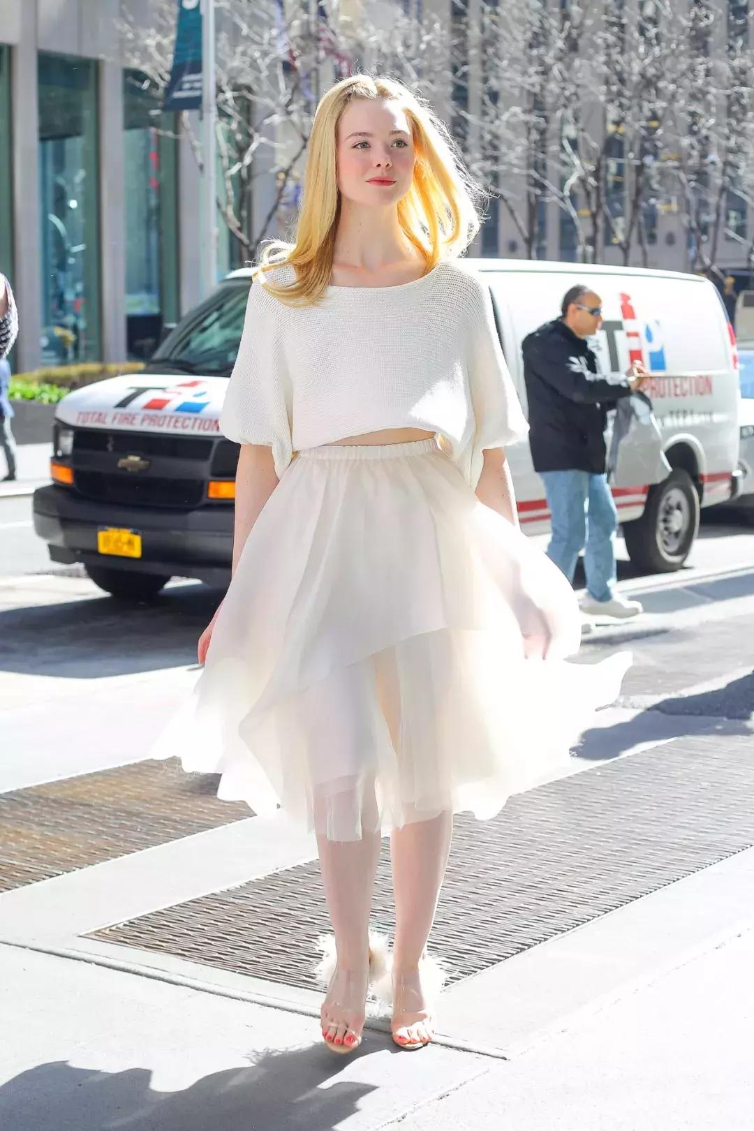 夏天一定要穿白色衣服,夏天穿白色才是最醒目的