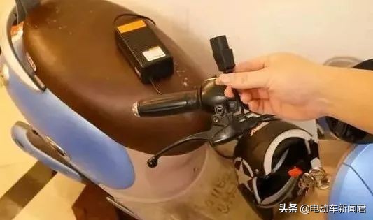 电动车充一夜电也充不满怎么解决,电动车一次充不满对电瓶有伤害吗