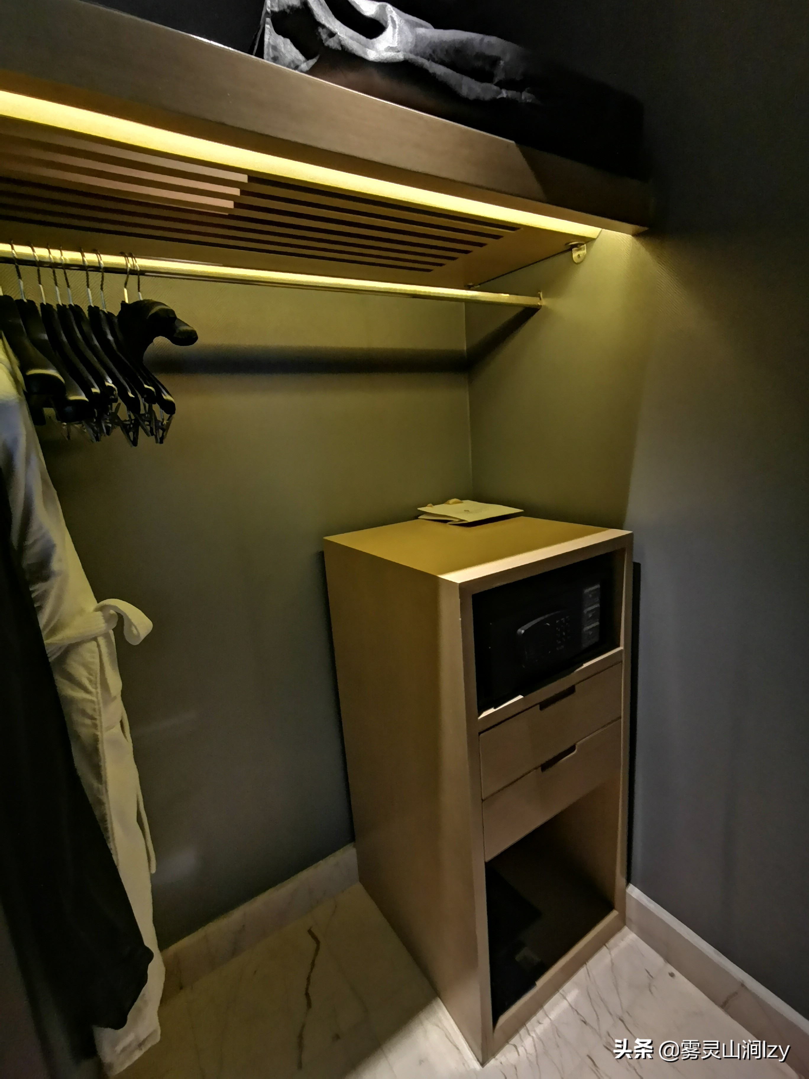 蓝天白云下的雪域高原布达拉宫,蓝天之下日光之城简介