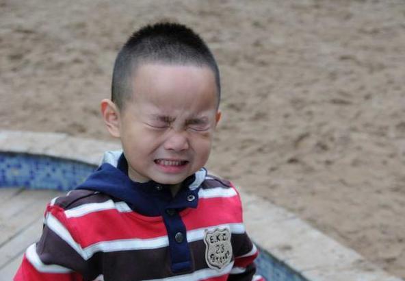 小孩石灰进眼睛,小孩眼睛迷了东西
