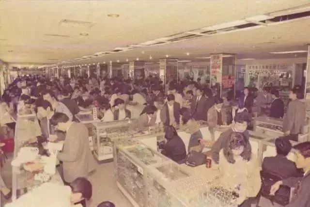 iPhone11降价1000，“中国电子第一街”惨变“美妆城”？